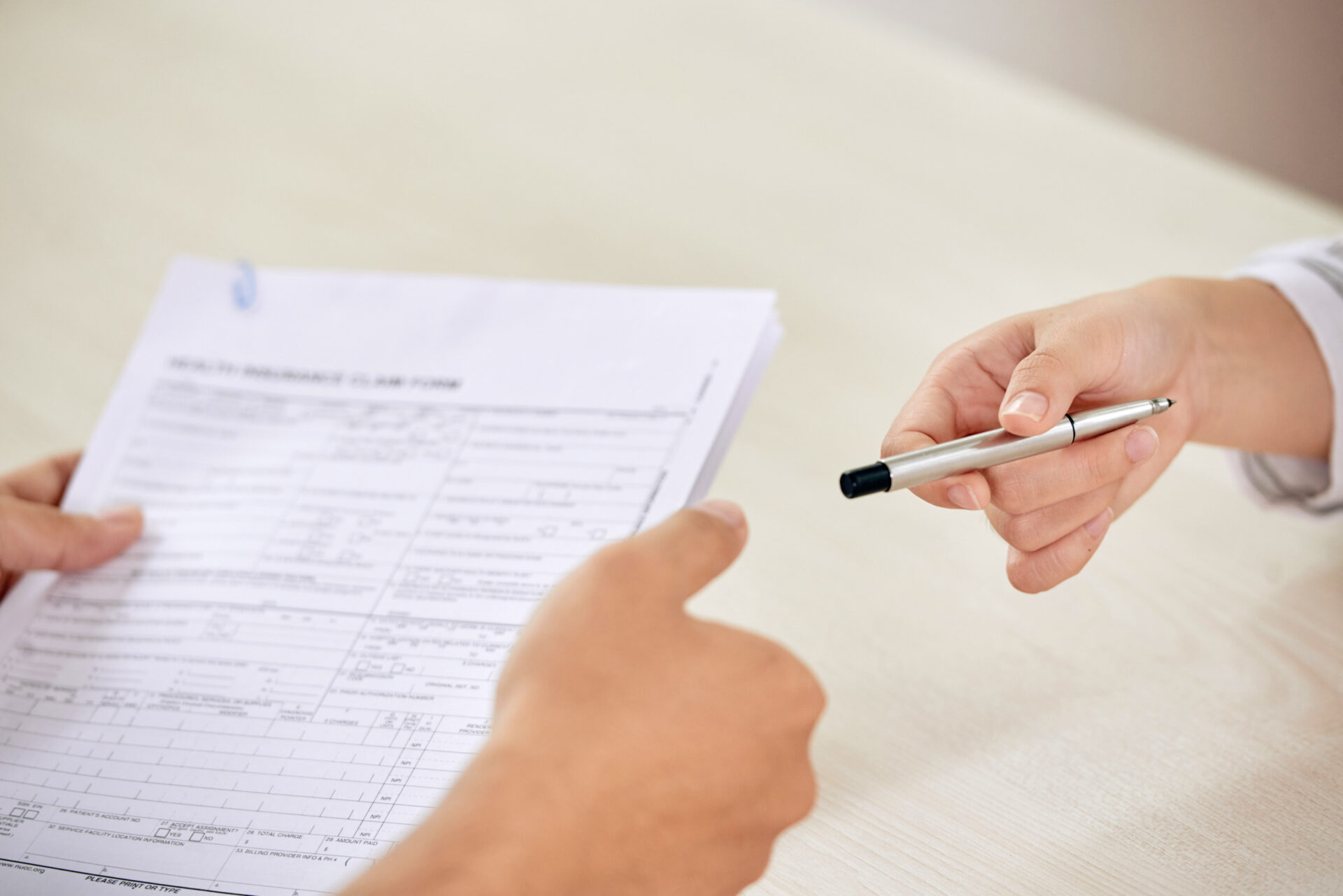 ein Angestellter gibt einen Stift zur Ausfüllung des Lob- und Beschwerdeformulars