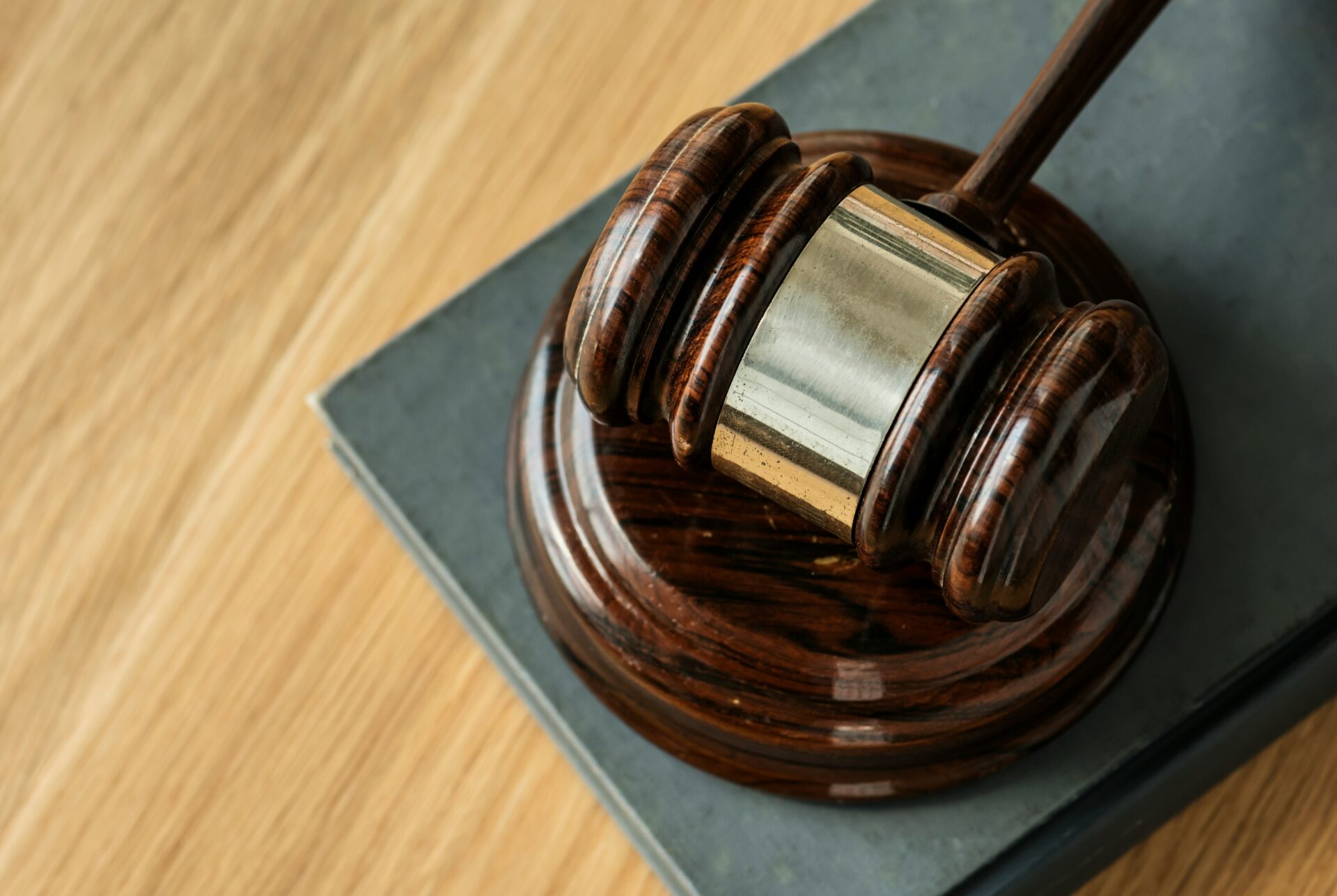 ein Richterhammer (auch Justizhammer) als Symbol für Einhaltung von Recht und Ordnung