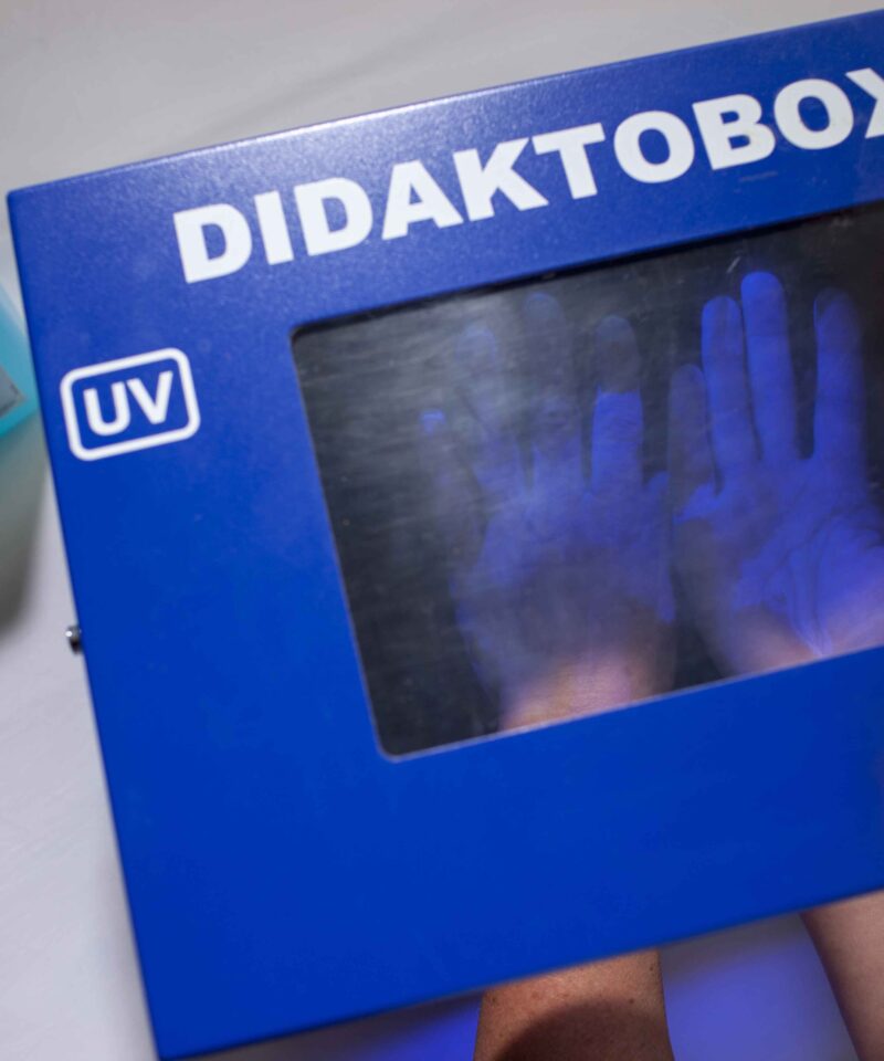 modernes Gerät zur Bakterienerkennung auf der Handfläche