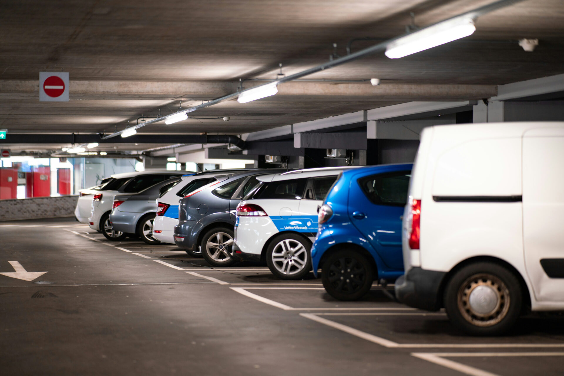neu gestaltete, saubere Parkgarage