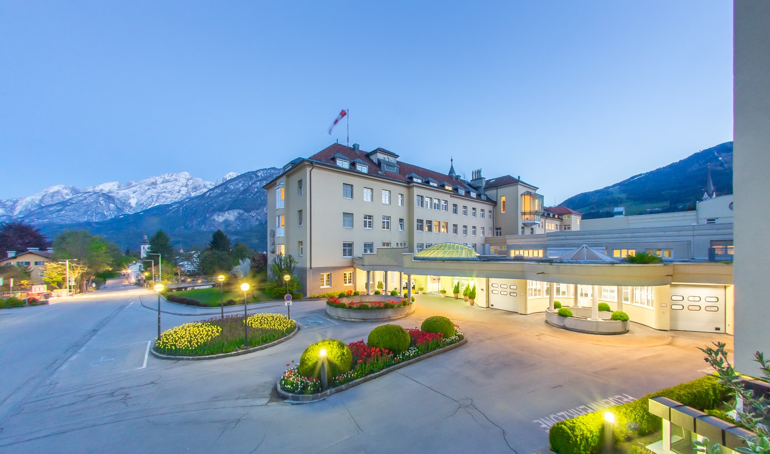 das Krankenhaus Lienz in Außenansicht während der Dämmerung